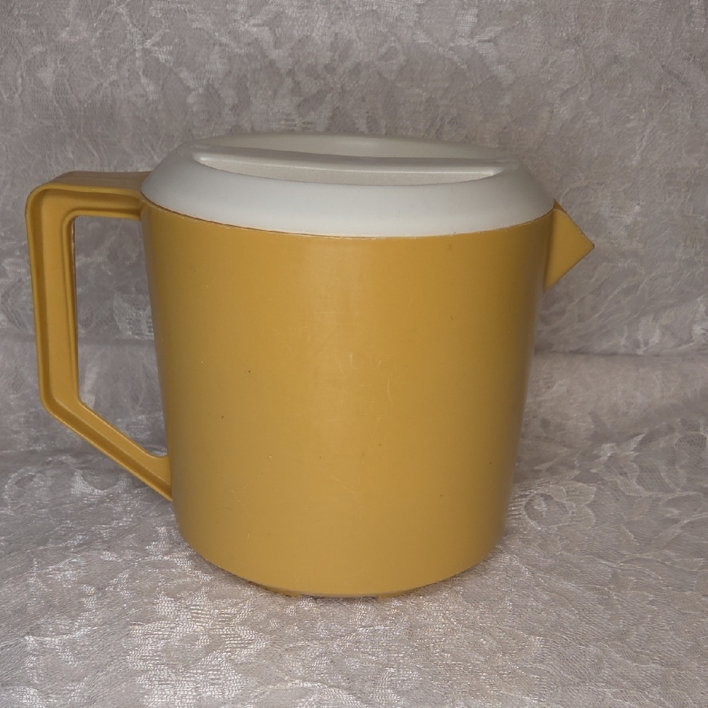Rubbermaid: Yellow and White Pitcher